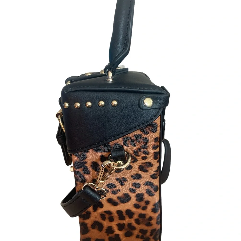 URBAN EXPRESSIONS Annabelle Crossbody
VEGAN LEATHER CLOSURE ANIMAL PRINT - Picture 3 of 9